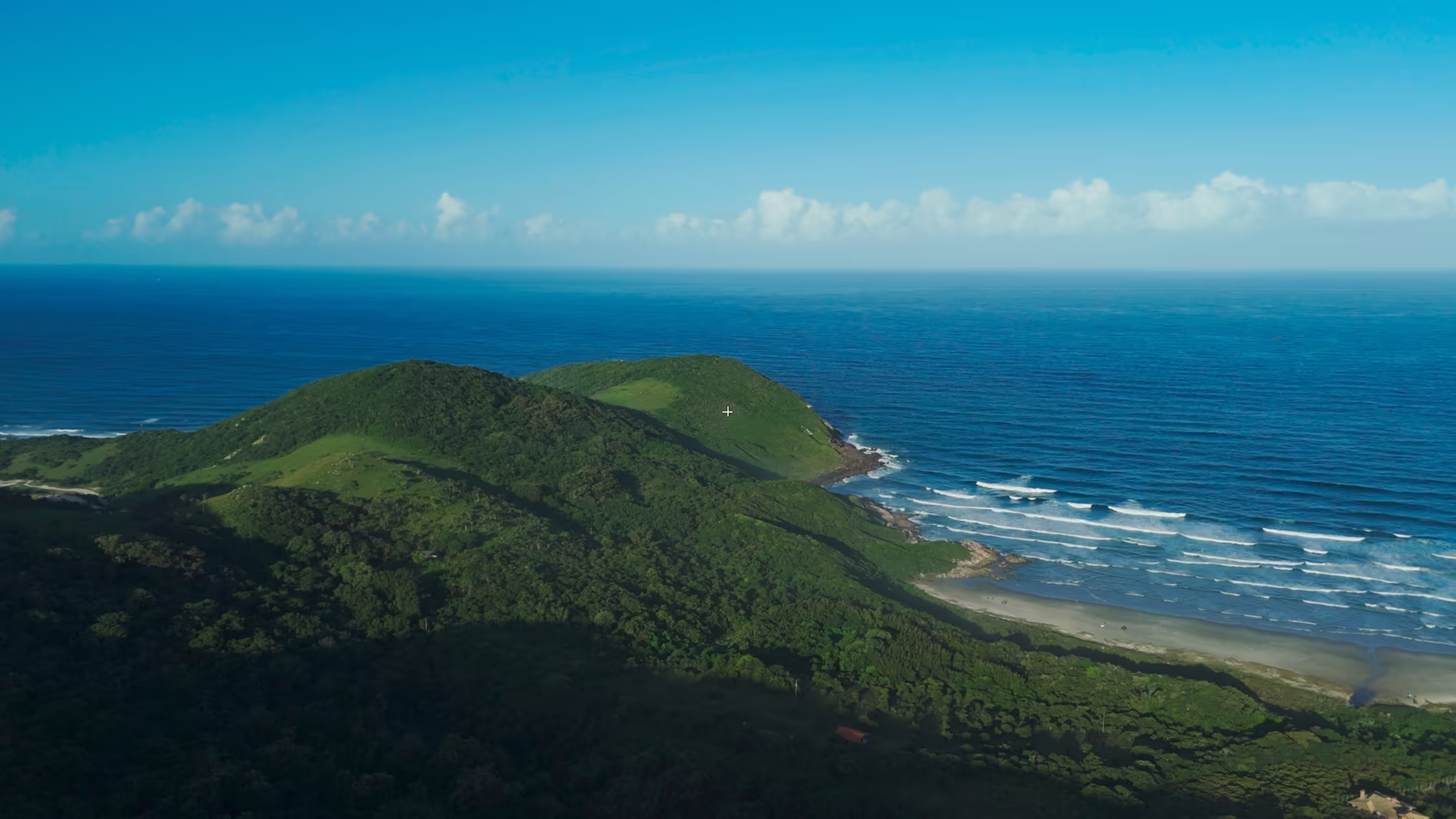 Foto aerea do costão norte da Praia do Luz